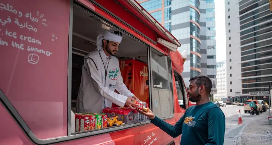 الحملة المجتمعية الإنسانية \"ثلاجة الفريج\" تواصل توزيع المياه الباردة والعصائر والمثلجات على العمال في دبي