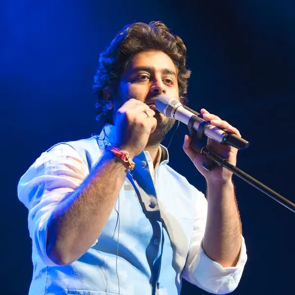Arijit Singh sings 'Zaalima', apologises to Mahira Khan at Dubai concert