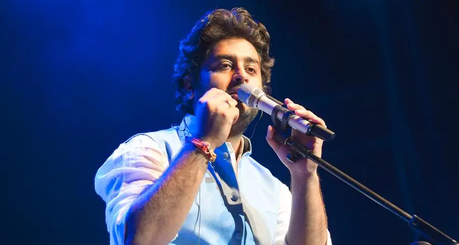 Arijit Singh sings 'Zaalima', apologises to Mahira Khan at Dubai concert