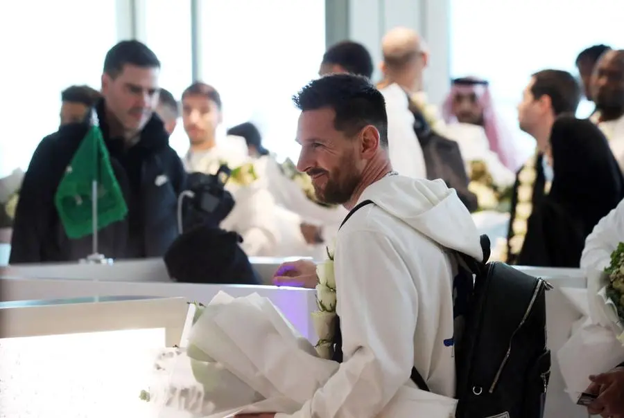 Soccer Football - Paris St Germain arrive in Riyadh ahead of their friendly match v Saudi Pro League XI - King Khalid International Airport, Riyadh, Saudia Arabia - January 19, 2023 Paris St Germain's Lionel Messi arrives in Saudi Arabia ahead of the match REUTERS/Ahmed Yosri