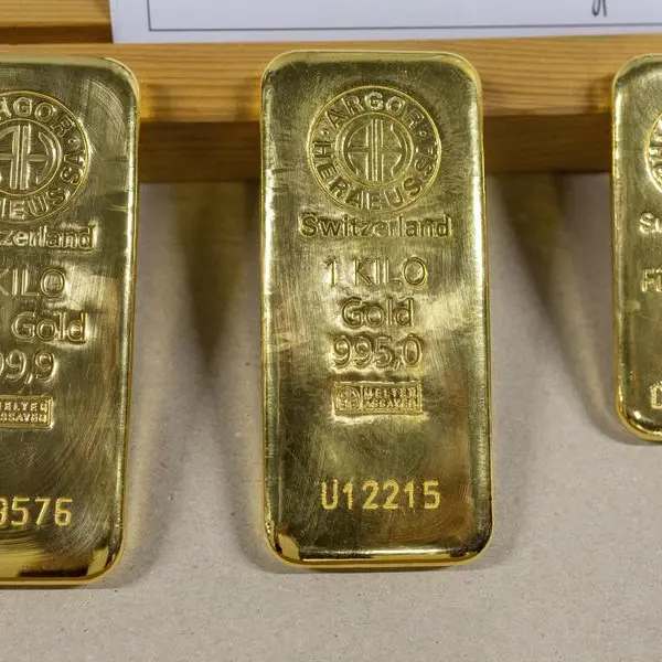 Gold retreats as trade tensions ease; US payrolls data on tap