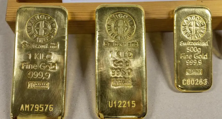 Gold retreats as trade tensions ease; US payrolls data on tap