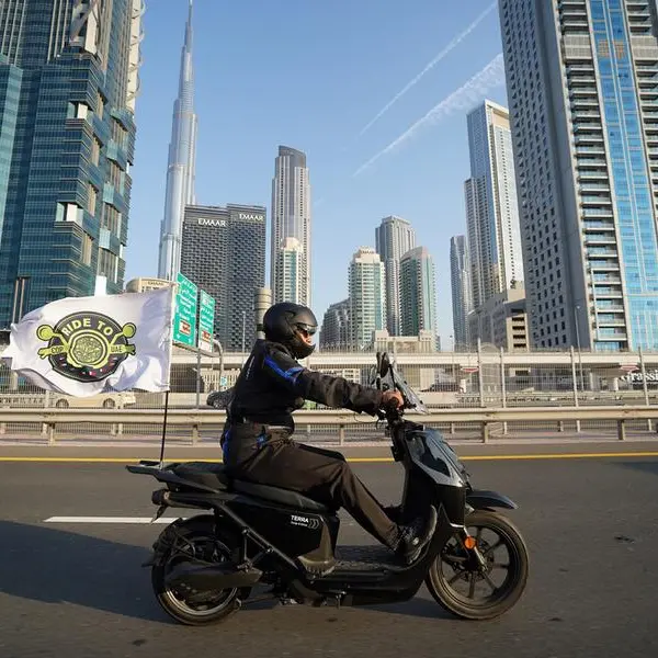 شركة إماراتية تتحدى مغامر عالمي لقيادة دراجتها الكهربائية في رحلة استثنائية تمتد عبر الإمارات السبع دون التوقف لأي عملية شحن