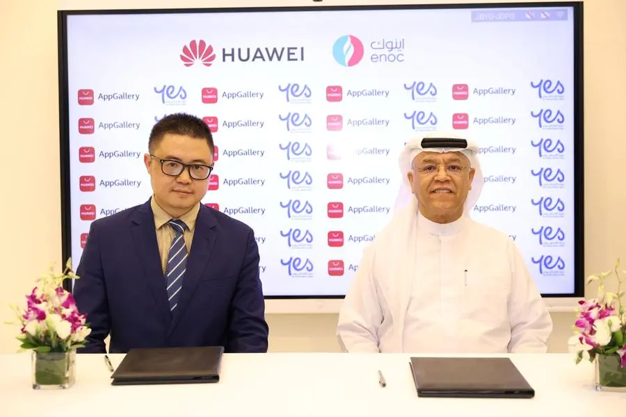 His Excellency Saif Humaid Al Falasi, Group CEO, ENOC and Peak Yin, UAE Country Manager of Huawei Consumer Business Group. Image Courtesy: Huawei