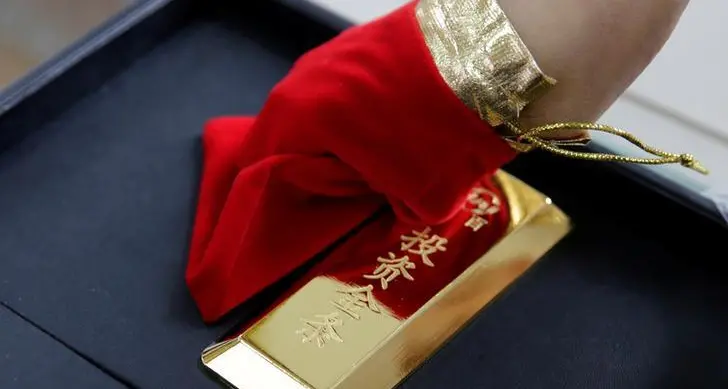 Gold drifts up on bargain hunting ahead of Fed minutes