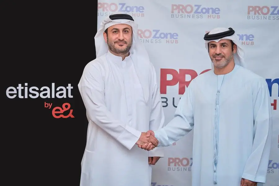 Esam Mahmoud, Senior Vice President, SMB, etisalat by e& with Sanad Al-Meqbali, CEO of Emirates Zone Company. Image courtesy: : Emirates Zone