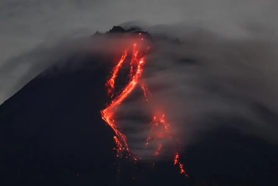 https://static.zawya.com/view/acePublic/alias/contentid/MWNiOWM3OTctMGEzZS00/0/indonesia-volcano-merapi.webp?f=3%3A2&q=0.75&w=3840