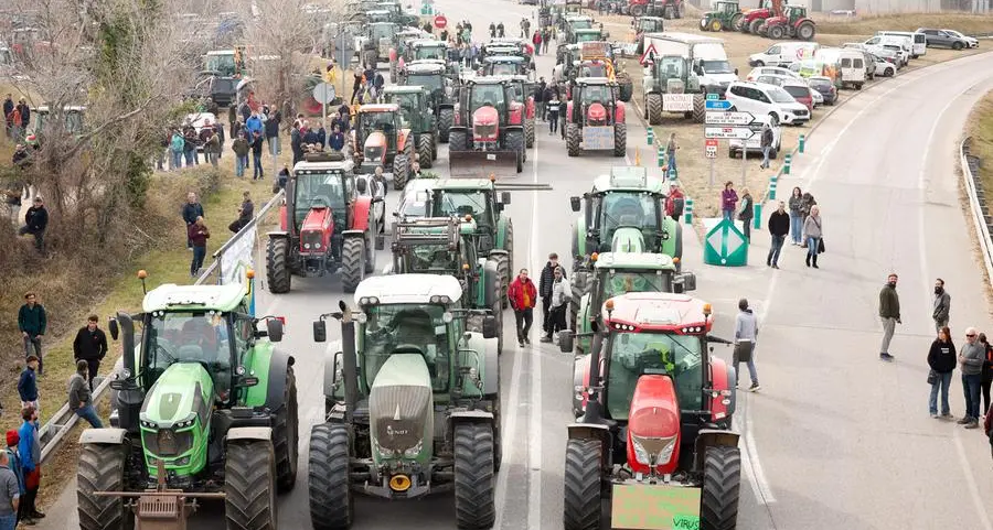 Spanish farmers blockade roads for second day against EU policies