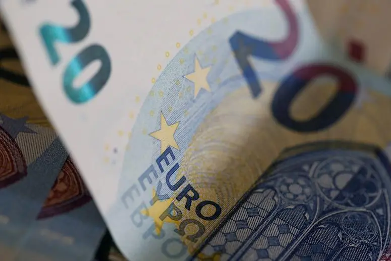 Euro zone bond yields dip, traders' eyes on US and Britain