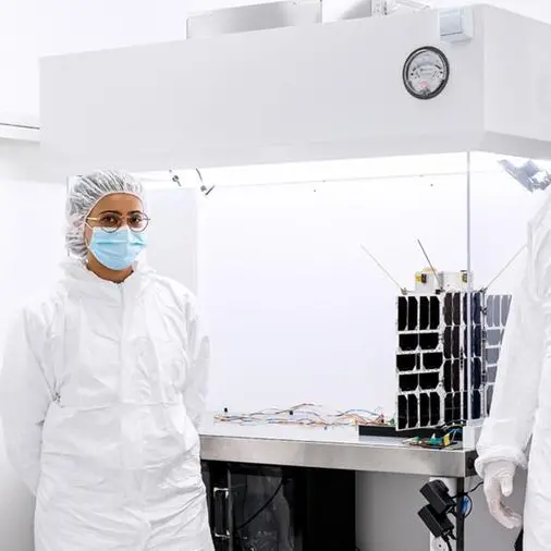 وفد من هيئة كهرباء ومياه دبي يزور مقر شركة \"نانو أفيونيكس\" في ليتوانيا لإجراء الاختبارات الفنية للقمر الاصطناعي النانوي \"ديوا سات -2\"