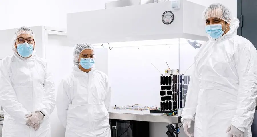 وفد من هيئة كهرباء ومياه دبي يزور مقر شركة \"نانو أفيونيكس\" في ليتوانيا لإجراء الاختبارات الفنية للقمر الاصطناعي النانوي \"ديوا سات -2\"