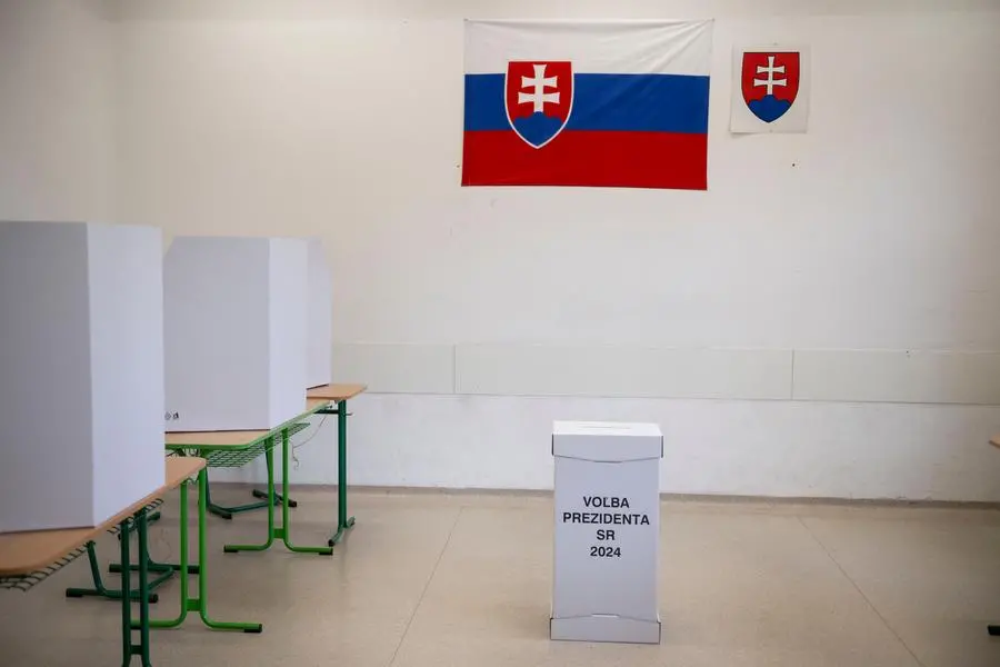 Slovakia holds tight presidential vote amid Ukraine divisions