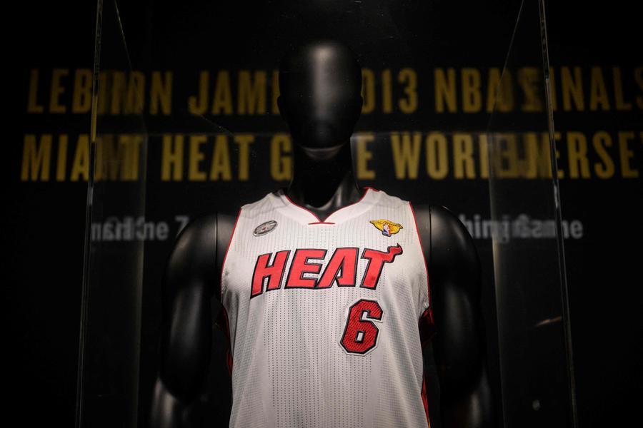 LeBron James jersey sells for whopping $3.7mln