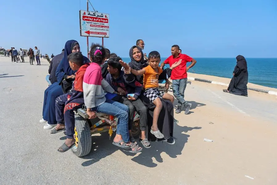 Displaced Gazans head north to return to their homes