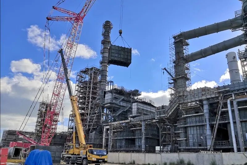 Using MYCRANE\\u2019s online crane rental platform, Beijing-based Haihua sourced a 400t crawler crane for use on three column installations at a refinery