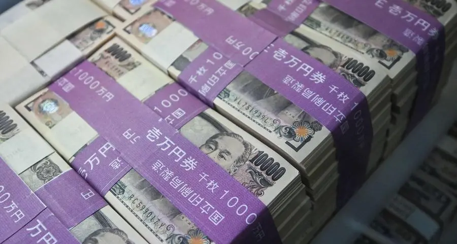 Yen falls further as Bank of Japan stands pat on rates