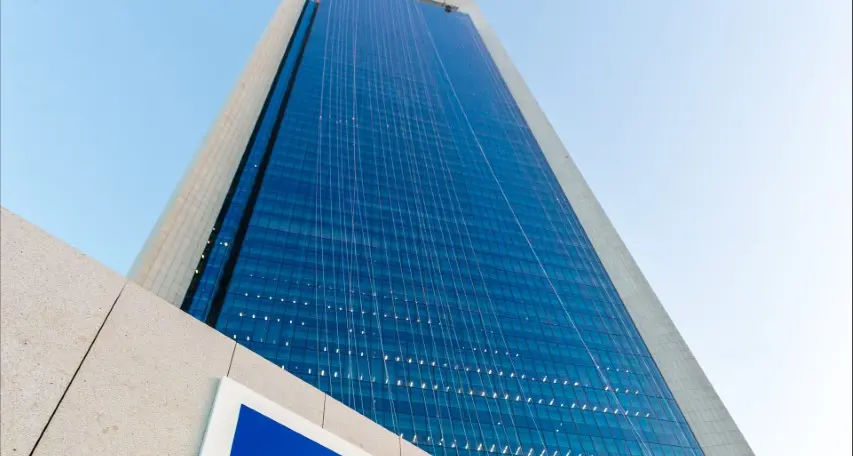 بيان صحفي: \"أدنوك\" تعلن عزمها طرح حصة أقلية تمثل (4%) من أسهم \"أدنوك للغاز\" في سوق أبوظبي للأوراق المالية