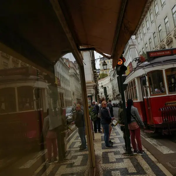Poll shows most Portuguese want snap election, president readies decision
