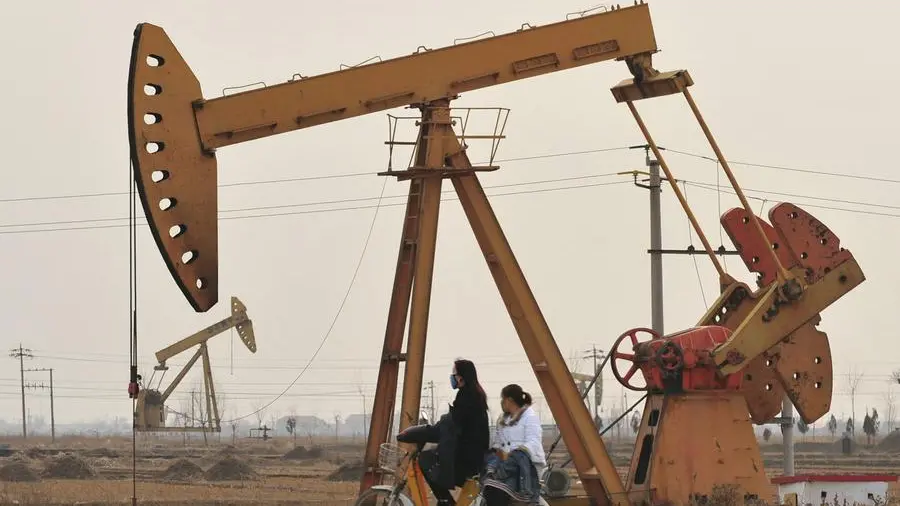 Oil price tumbles 5% on easing Mideast fears