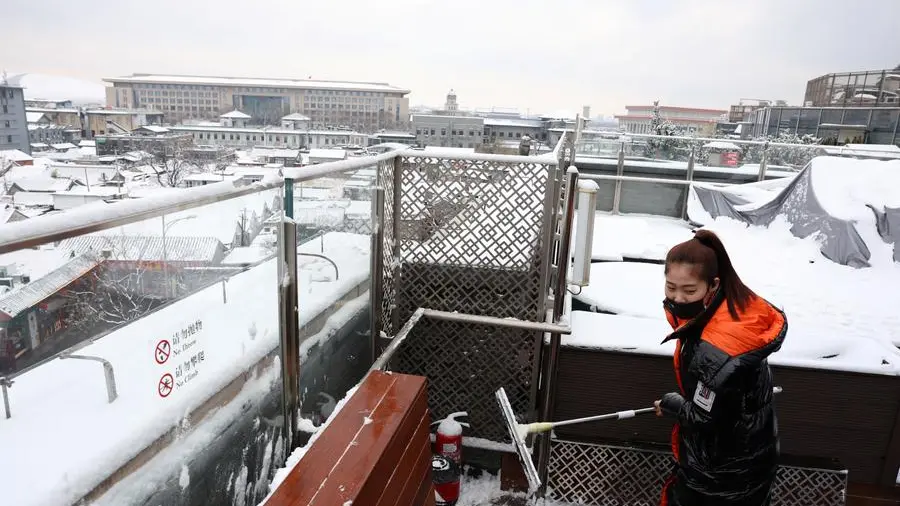Snowfall shrouds north China in prelude to even colder weather