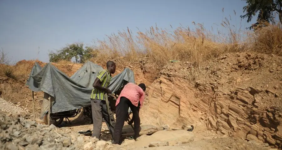 Nigeria rescuers dig for trapped miners
