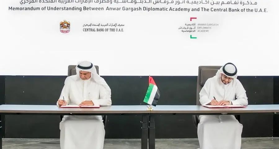 مذكرة تفاهم بين أكاديمية أنور قرقاش الدبلوماسية ومصرف الإمارات المركزي لتعزيز التعاون والتدريب في المجال الدبلوماسي