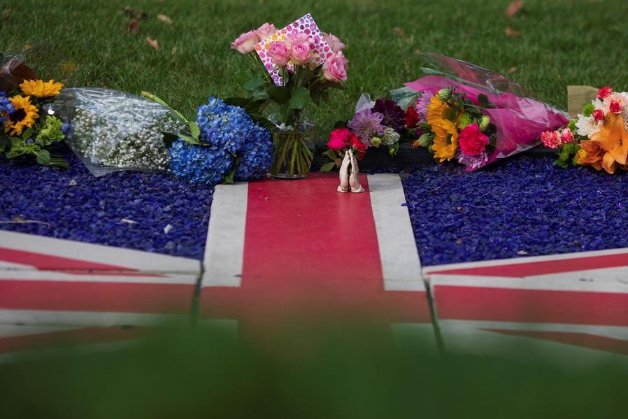 Dubai Residents, tourists lay flowers for Queen at QE2