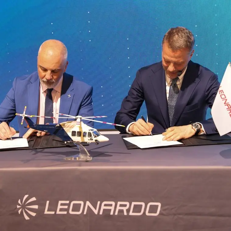 بيان صحفي: شركة الطائرات المروحية توقع اتفاقية إطارية مع شركة ليوناردو لإضافة 20 طائرة مروحية من طراز AW139 إلى أسطولها