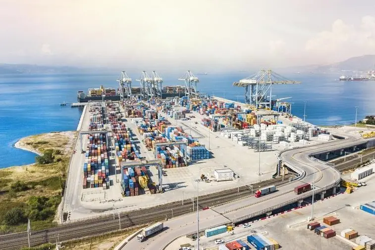 موانئ دبي العالمية تتملك 58% من ميناء تركي بموجب شراكة مع مجموعة \"إيفياب\"