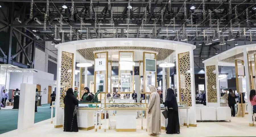 أنامل إماراتية مبدعة تجتذب أنظار زوار معرض جواهر الإمارات بإكسبو الشارقة