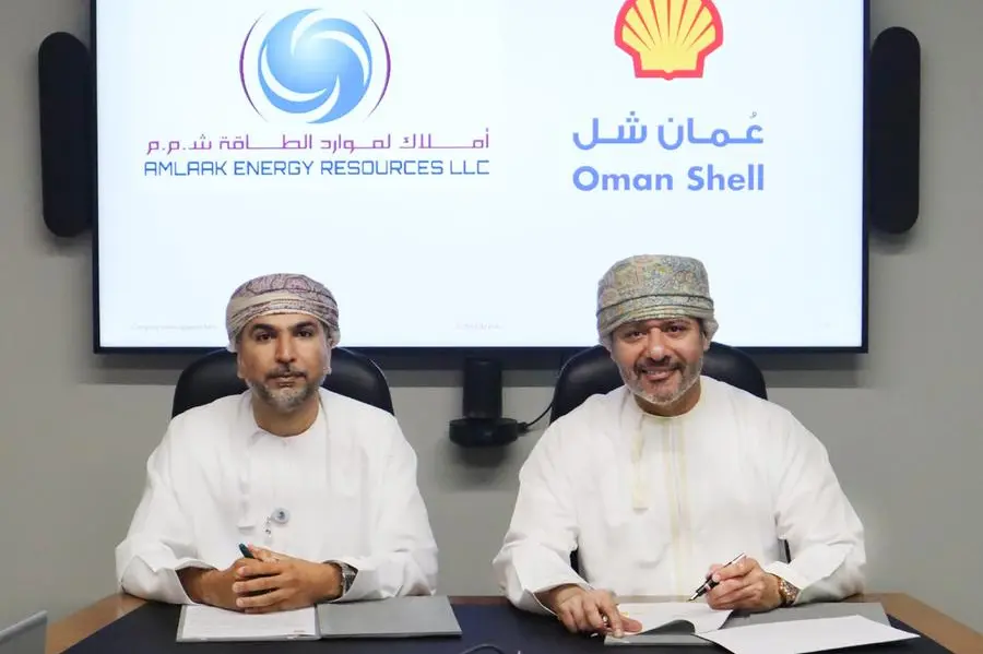Dr. Mohammed Al Balushi, Chief Executive Officer of Shell Oman, and Mr. Aarif Al Jaffari, Managing Director of Amlaak, signing the agreement. Image Courtesy: Oman Shell