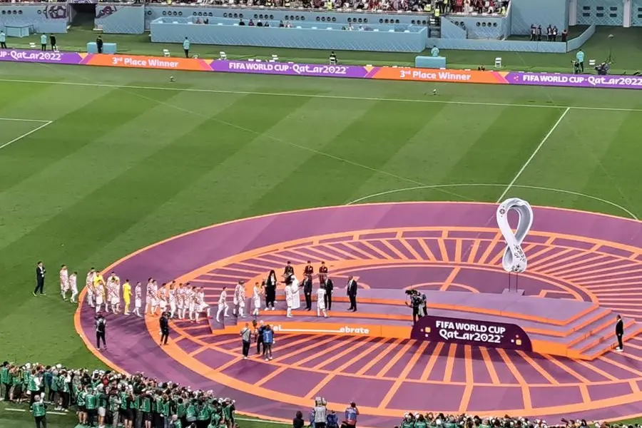 تتويج لاعبي كرواتيا بالميداليات البرونزية بعد الفوز بالمركز الثالث في كأس العالم قطر 2022 - ستاد خليفة الدولي ، الدوحة،  عادل كُريّم، زاوية