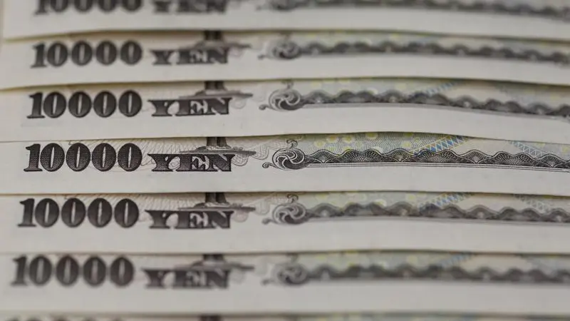 Yen edges higher while dollar still reigns