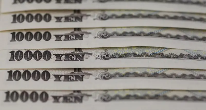 Yen edges higher while dollar still reigns