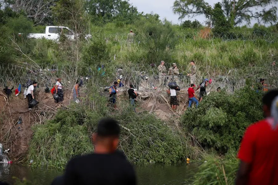 Asylum seekers cross Rio Bravo into U.S. as Title 42 expires