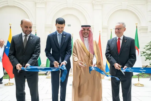 <p>OPEC Fund President Dr. Abdulhamid Alkhalifa; His Excellency Mohamed Bin Hadi Al Hussaini,&nbsp; Minister of State for Financial Affairs&nbsp;of the United Arab Emirates; His Excellency Mohammed Al-Jadaan, Minsiter of Finance of Saudi Arabia;&nbsp;Ernst Woller, First President of the Vienna Provincial Parliament</p>\\n