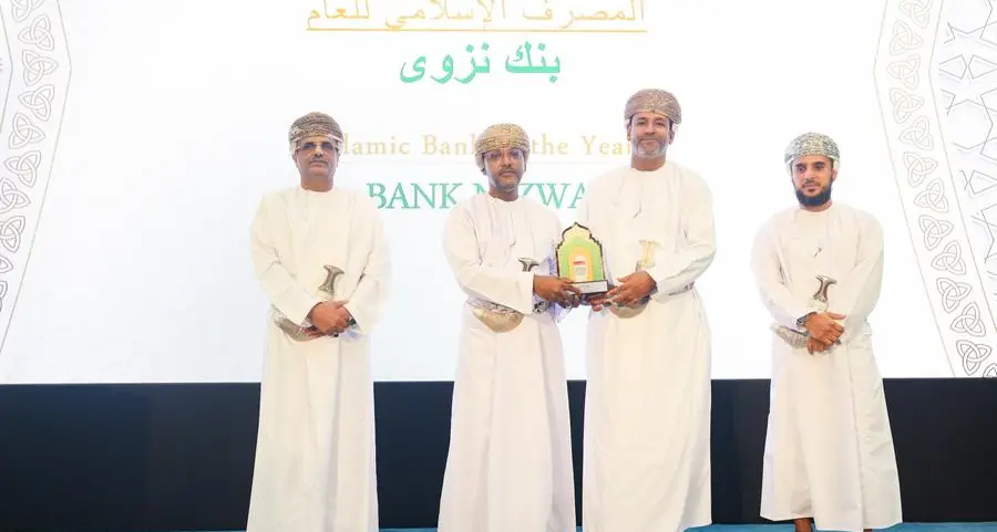 بنك نزوى يحصل على جائزة \"أفضل بنك إسلامي للعام\" في منتدى الصيرفة الإسلامية والتمويل 2023