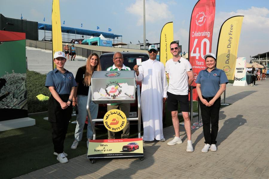 Un ressortissant français remporte un Range Rover Sport dans le cadre du concours Dubai Duty Free Best Surprise de l’Emirates Dubai 7 Championship