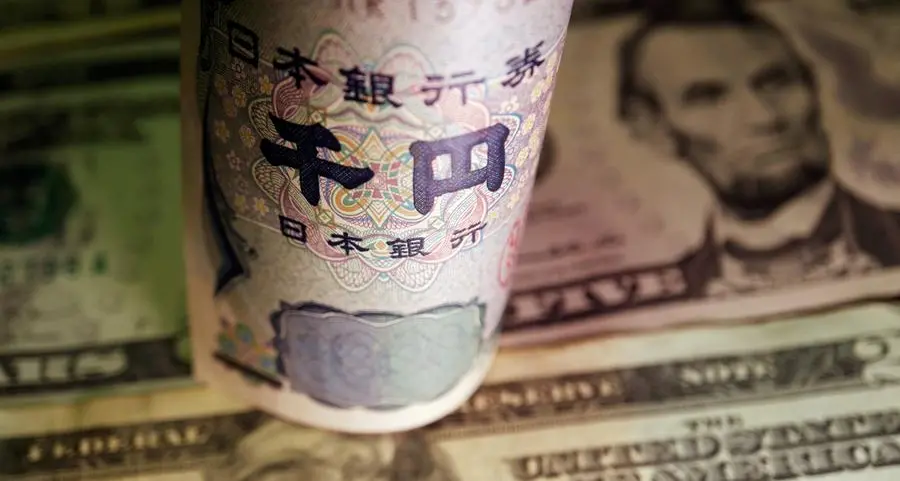 Yen set to snap 3-week losing streak on bank jitters, dollar slips