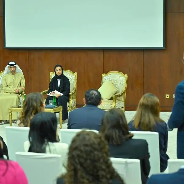 Emirates Drug Establishment meets with pharmaceutical industry