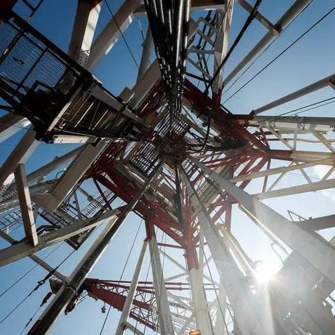 Oil settles higher but posts fourth straight quarterly decline