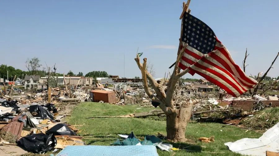 Deadly tornado destroys Iowa town