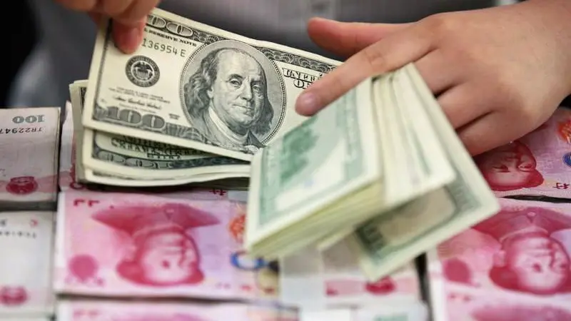 Inflation fears and Iran uncertainty lift the dollar