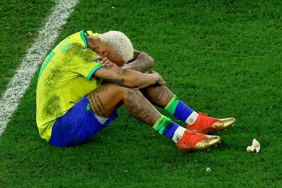 دموع نجم البرازيل نيماربعد خسارة منتخب البرازيل في مونديال قطر بركلات الترجيح أمام كرواتيا 2-4 - رويترز