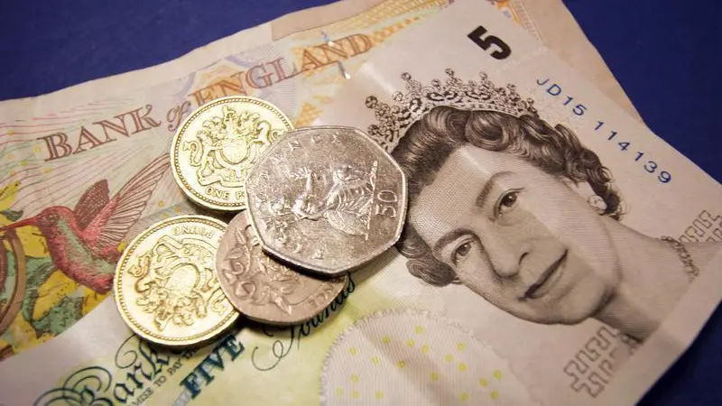 Sterling dips as investors raise bets on BoE rate cuts