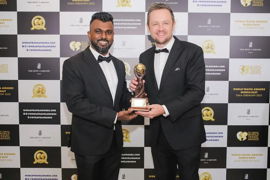 General Manager Dominic Hagerty accepts award on behalf of AVIS UAE for Leading Car Rental Company by World Travel Awards. Image Courtesy: AVIS UAE.
