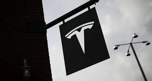 تسلا تفتتح رسميًا أول مركز لها في المملكة العربية السعودية – جدة