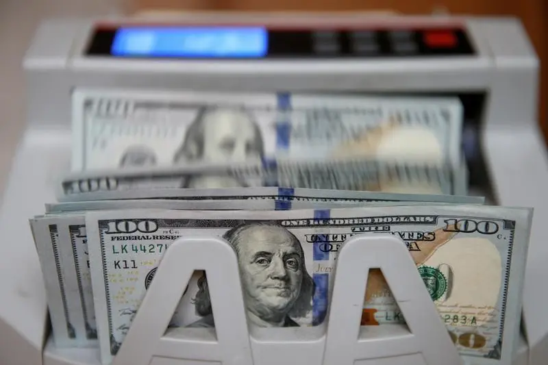 A money counter counts 100 U.S dollar banknotes in Kiev, Ukraine, October 31, 2016. REUTERS/Valentyn Ogirenko , Reuters Images/Valentyn Ogirenko