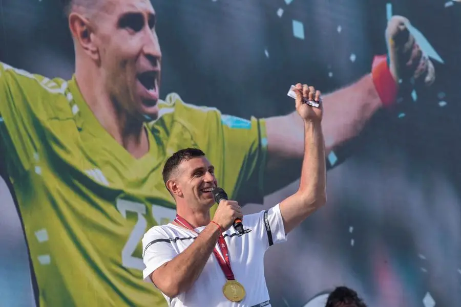 Argentine goalie Martinez gets a hero's welcome in his home town