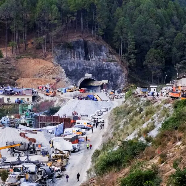 Drilling snags delay rescue of 41 men trapped in Indian tunnel